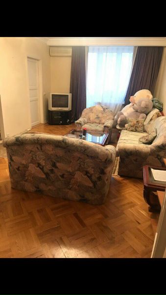 Фото: Ищу соседку для совместного съема квартиры!<br>Квартира 3-х комнатная.<br>Одна спальня моя, вторая ваша, третья комната общий зал.<br>Находятся в минуте от метро Сокол.<br>Хороший район в 15 минутах от центра.<br>Светлая, уютная квартира.<br>Полностью мебелезирована!<br>Интернет есть.<br>В доме есть аптеки, магазины, кафе и т.п.<br>Оплата 27500 + 1000 коммуналка. <br>Пишите или звоните +79657257108<br> Лисица