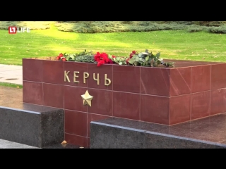 Цветы в память о погибших в Керчи