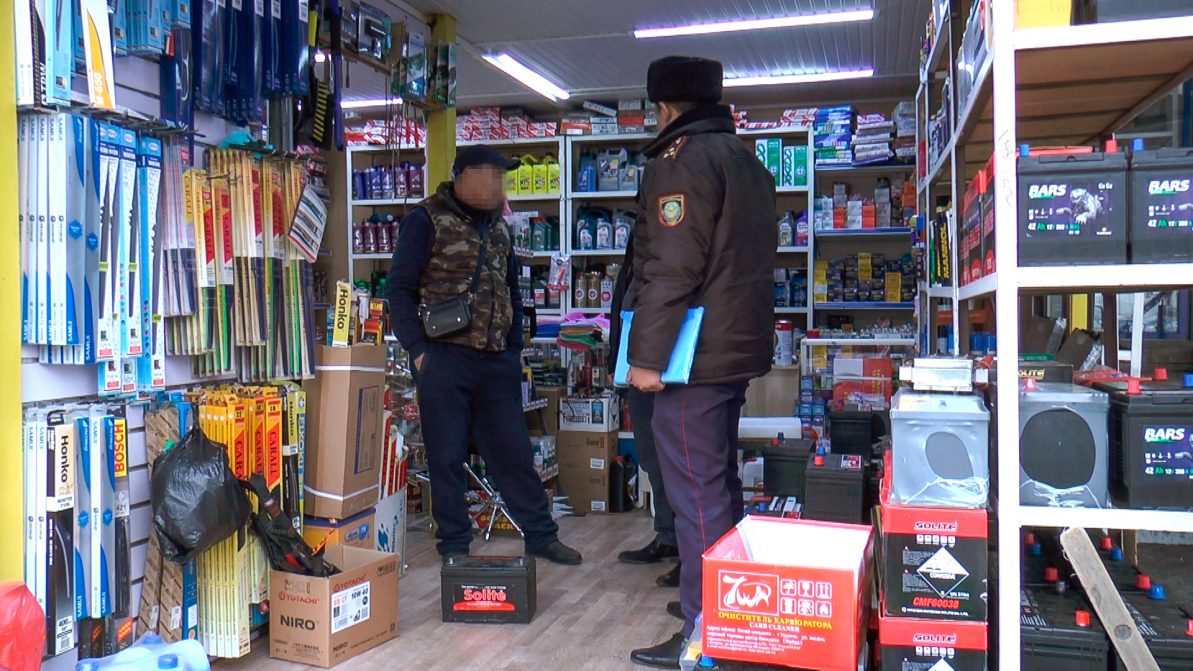 На рынках Алматы изымают боковые зеркала без документов
____