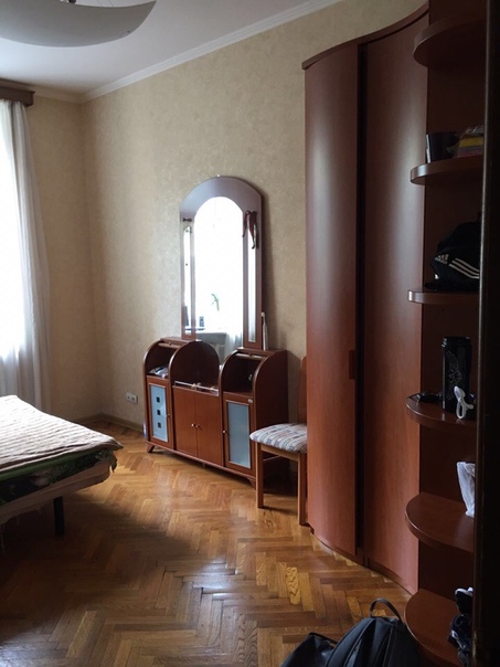 Фото: Ищем соседку комната, м. Дубровка. <br><br>Сдаётся комната в трёхкомнатной квартире. С хорошим дорогим ремонтом. Стоимость всего 21600 в месяц. И депозит, который можем разбить! В других комнатах живут адекватные девушки: работаем, путешествуем, любим чистоту и уют, но без фанатизма. Гостей не водим. Друг друга не мучаем разговорами, но и поддержать беседу/посмеяться можем! Принцип: домой приходим отдыхать. <br><br>Ждём адекватности и от соседки заселение с 28 августа. Пишите в личные сообщения.