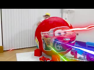 Мисс КЕйти и Мистер Макс играют в гигантские яйца (Длинное целое видео 2019)