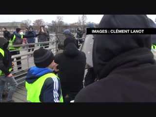 La scène complète du boxeur #BonnetNoir face aux gendarmes. Il a été identifié par les services de police. #GiletsJaunes #ActeVI