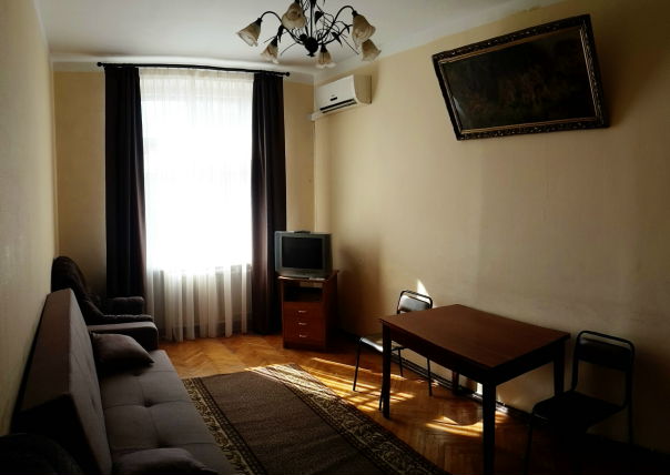 Фото: СДАЁТ ДРУГ, НЕ ПИШИТЕ МНЕ, СРАЗУ ЗВОНИТЕ: +7-915-296-26-03 <br><br>Сдаётся двухкомнатная квартира на Проспекте Мира 112 (м.Алексеевская). <br> <br>7 этаж 9-и этажного дома. <br>Кухня - 9 м2, Комнаты - 18,6 и 13 м2. <br> <br>Метро Алексеевская (от метро до подъезда 100 шагов). <br>Во дворе огороженная детская площадка. Въезд во двор по пропуску (шлагбаум). <br>В доме магазин 