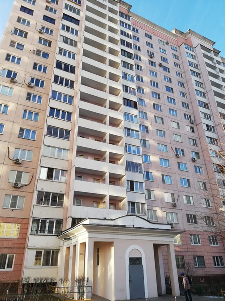 Фото: МО, г. Долгопрудный, ул. Молодежная, 4. <br>Продается двухкомнатная квартира на 16 этаже 17 этажного панельного дома. Общая площадь 58 кв. м., жилая 30, 8 кв. м. (18,8 - 12) кухня 9,5 кв. м., высота потолков 27.0 м. Муниципальный ремонт, комнаты изолированные, санузел раздельный в плитке до потолка, лоджия, отопление центральное, чистый и ухоженный подъезд, окна квартиры выходят на канал Москвы и новый парк. При продаже квартиры мебель и техника остается. Район с развитой инфраструктурой: в шаговой доступности школы, дет. сад, магазины, центр занятости населения, ТЦ 