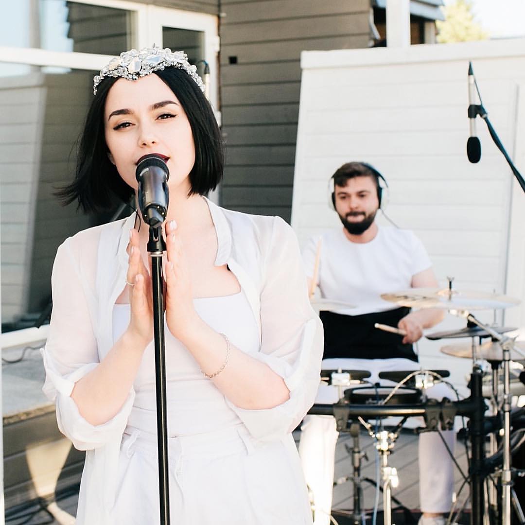 топ каверов. самый лучший кавер на песню. каверы на популярные песни. топ каверов. кавер перепевший оригинал про дождь.