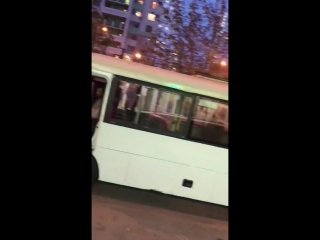Водитель маршрутки пьёт пиво и уезжает 13.7.2018 Ростов-на-Дону Главный