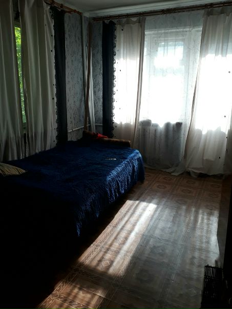 Фото: м. Волжская<br>Срочно!<br>Ищем девушку- соседку на подселение в комнату в двух комнатной <br>Комната с балконом,<br>До метро 10 минут <br>Рядом много магазинов(,Дикси, Fixpice,пятёрочка и тд.)<br>Также рядом парк<br>Оплата 10000 (с 1 декабря) + депозит 9000,по коммуналке примерно 1500<br>Заехать можно раньше хоть сейчас <br>По всем вопросам в лс. Или по номеру 89161945001