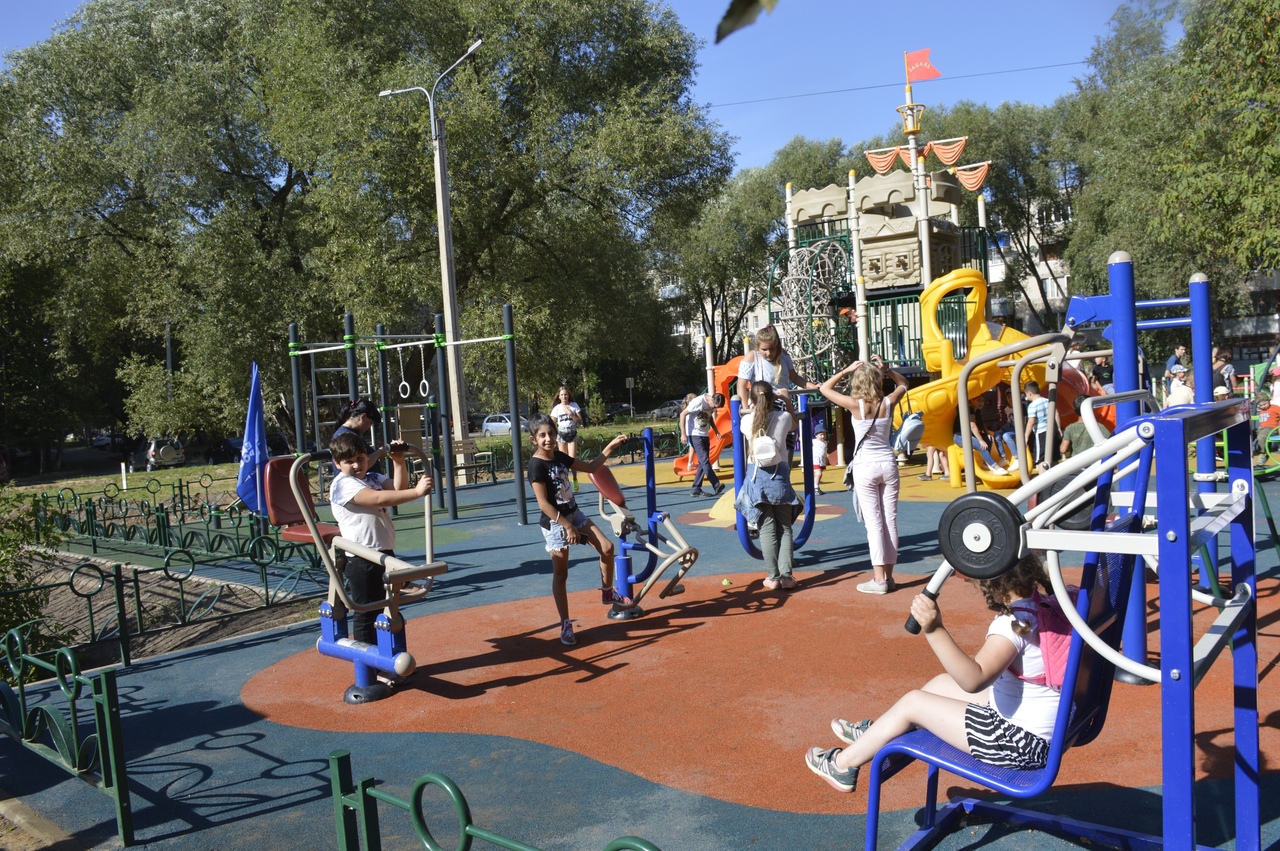 Новая площадка в солнечногорске в парке. Детские площадки солнечногорск. Детская площадка в солнечногорске. Детская площадка установка. Установка детских площадок.