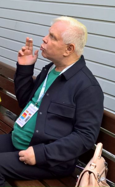 «Пошли вы на…»: Моисеев вышел из себя при виде снимающих его камер