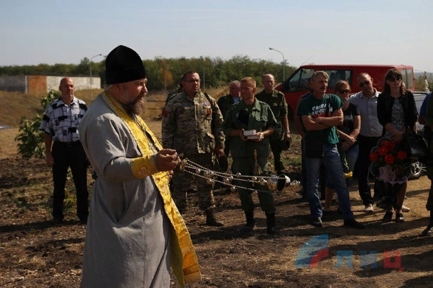 У нас Украина бедная, а вы — богатые: украинские каратели грабят тела погибших ополченцев (Видео 18) У нас Украина бедная, а вы — богатые: украинские каратели грабят тела погибших ополченцев (Видео 18)