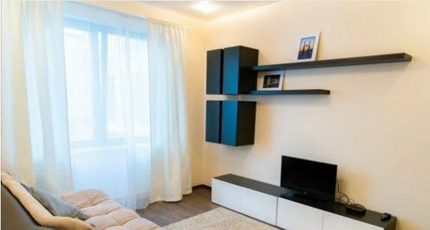 Фото: улица Академика Королёва, 4к2 <br>ВДНХ — 1,1 км <br>Сдается однокомнатная квартира.на длительный срок. <br> Квартира полностью меблирована,имеется абсолютно ВСЕ все вашего комфортного проживания! <br>Рассмотрю платежеспособных и порядочных жильцов,в квартире есть несколько спальных мест,раскладной диван,двуспальная кровать,между кроватью и основной комнатой стоит перегородка ( Дверь задвигается и раздвигается) <br>89096841682 <br>30000+счетчики