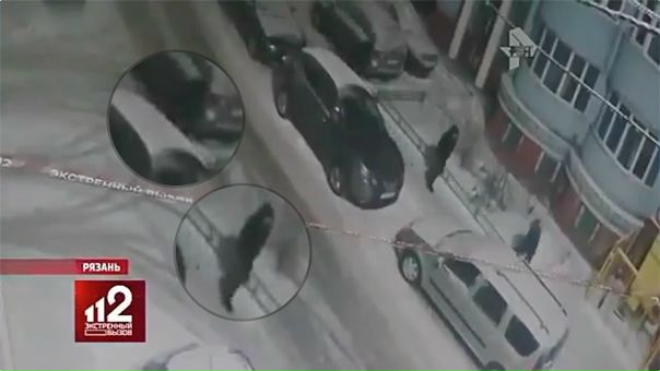  Два футболиста избили и ограбили женщину в Рязани. Видео нападения 
