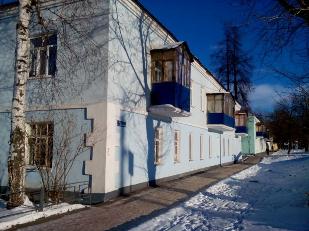 Фото: Продается двухкомнатная квартира 52 кв. м. по ул. Центральной г. Уфы, 1/2 эт. <br>Дом кирпичный, общ. площ. 52,5 кв.м., жилая - 31,4 (19,8 и 11,6 кв.м.) , кухня 9,9 кв.м., кладовка 1,3, сан.узел - 4,4 кв.м. <br>Комнаты изолированные. <br>Квартира просторная и светлая, теплая, окна выходят на восток и запад. В квартире проведен средний ремонт, установлены натяжные потолки, новые двери, высота потолка 3,20 м. <br>Полы деревянные, покрытие - линолеум. <br>В квартире установлена газ.колонка, что существенно экономит размер коммунальных платежей и в квартире постоянно горячая вода. <br>В ванной/туалете - пластиковые панели и кафель, есть окно. <br>Имеется множество подсобных помещений: кладовка, встроенные антресоли для хранения вещей, 2 подпола для хранения домашних заготовок. <br>В шаговой доступности: супермаркеты 