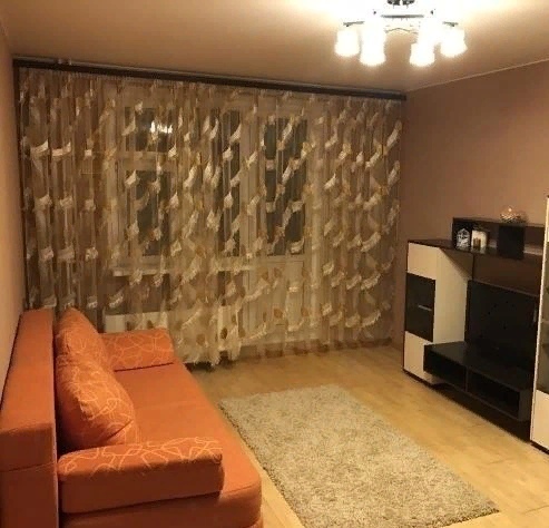 м.Варшавская — 340 м <br>Чонгарский бульвар, 1 к4 <br>СДАМ СРОЧНО 1-комнатную квартиру,на длительный срок. <br>В квартире есть:Двухспальный диван,холодильник,ЖК телевизор,пылесос,микроволновая печь,стиральная машинка(автомат). <br>по надобности могу привезти посуду.Квартира чистая,просторная,не прокурена.Ранее не сдавалась.Очень хорошая доступность к магазинам,аптекам,банкам.и прочее.Хорошая проходимость общественного транспорта.Соседи не шумные,каких либо проблем не произойдет.Рассмотрю культурных и платежеспособных жильцов. <br>ЦЕНА ЗА АРЕНДУ 26000 +к/у <br>ЗВОНИТЬ ПО ТЕЛЕФОНУ: 89226991085 - фото Фото: м.Варшавская — 340 м <br>Чонгарский бульвар, 1 к4 <br>СДАМ СРОЧНО 1-комнатную квартиру,на длительный срок. <br>В квартире есть:Двухспальный диван,холодильник,ЖК телевизор,пылесос,микроволновая печь,стиральная машинка(автомат). <br>по надобности могу привезти посуду.Квартира чистая,просторная,не прокурена.Ранее не сдавалась.Очень хорошая доступность к магазинам,аптекам,банкам.и прочее.Хорошая проходимость общественного транспорта.Соседи не шумные,каких либо проблем не произойдет.Рассмотрю культурных и платежеспособных жильцов. <br>ЦЕНА ЗА АРЕНДУ 26000 +к/у <br>ЗВОНИТЬ ПО ТЕЛЕФОНУ: 89226991085