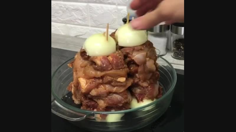 Мясо на шпажках с овощным гарниром.