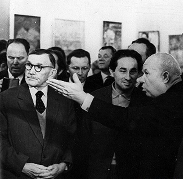 В 1962 году проходила выставка авангардного искусства, которую лично посетил Никита Сергеевич. Обойдя зал три раза, он начал яро критиковать работы, не стесняясь в выражениях, он называл полотна «дерьмом», «мазней» и прочими нелестными словами. 