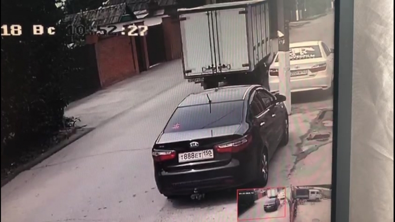 гаденышь сбил мне зеркало!