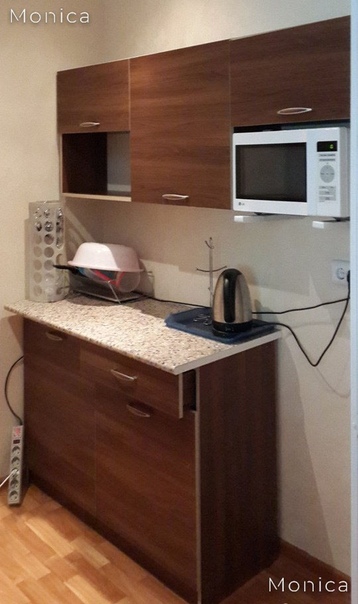 Фото: Сдается комната в г. Реутов в общежитии семейного типа на длительный срок:<br>- 21 кв. м., после ремонта, все необходимое имеется стиральная машинка, утюг, чайник, холодильник, телевизор.<br>- Хорошие соседи, чистый подъезд.<br>- Удобная транспортная доступность (20 мин. пешком до м. Новокосино, 15 мин. до жд станции Реутов,15 мин. на маршрутке (остановка у дома) до м. Новогиреево).<br>- Рядом расположены сетевые магазины 