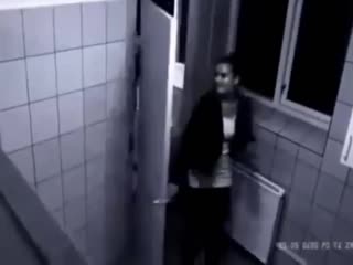 Девушка избила парня в сортире.