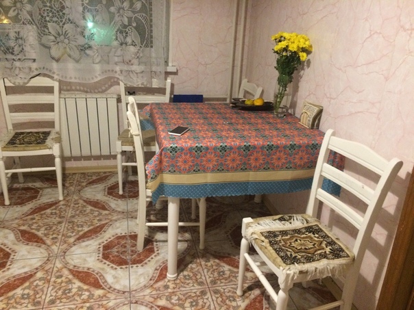 Сдается большая комната (20 кв.м) с балконом в 4-комнатной квартире. <br>В комнате двуспальная кровать, диван, шкаф, комод. <br>Одна из комнат – общая (проходная), в других комнатах проживает парень и девушка. <br>Стоимость 20 тыс. руб + коммунальные платежи по счетчикам. <br>Квартира очень большая и просторная, дом находится на огороженной территории, через дорогу Ландшафтный парк Митино. До метро Митино 15 мин пешком, рядом с домом остановка, ходят маршрутки до метро Речной вокзал, Водный стадион, Сокол, Аэропорт, Динамо, Белорусский вокзал, Тушинская. <br>БЕЗ КОМИССИИ! <br>Риэлторов просьба не беспокоить! <br>Залог за последний месяц. <br>Одну девушку платежеспособную. - фото Фото: Сдается большая комната (20 кв.м) с балконом в 4-комнатной квартире. <br>В комнате двуспальная кровать, диван, шкаф, комод. <br>Одна из комнат – общая (проходная), в других комнатах проживает парень и девушка. <br>Стоимость 20 тыс. руб + коммунальные платежи по счетчикам. <br>Квартира очень большая и просторная, дом находится на огороженной территории, через дорогу Ландшафтный парк Митино. До метро Митино 15 мин пешком, рядом с домом остановка, ходят маршрутки до метро Речной вокзал, Водный стадион, Сокол, Аэропорт, Динамо, Белорусский вокзал, Тушинская. <br>БЕЗ КОМИССИИ! <br>Риэлторов просьба не беспокоить! <br>Залог за последний месяц. <br>Одну девушку платежеспособную.