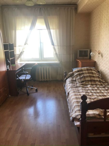 Фото: Станция Тушино - Сходненская. 14.000Заехать можно сегодня. <br>До метро часто ходят автобусы (10 минут). <br>Ищем ДЕВУШКУ-СОСЕДКУ в двухкомнатную квартиру (комнаты раздельные, не проходные, ванна, туалет - раздельные). <br>В большой комнате уже живут две замечательные девушки, ищем ОДНУ девушку в маленькую комнату, где Вы будете жить одна :) <br>Пространство светлое и тихое, 12.5 метров. <br>В комнате: письменный стол, мебельная стенка, кровать. <br>По стоимости: 14.000 + вода, свет, интернет делятся на троих. <br>В квартире есть вся необходимая рабочая бытовая техника, Wi-fi, стиральная машина, холодильник. <br>Ищем аккуратную девушку, соблюдающую порядок и чистоту. <br>Рассматриваем проживание на 3 месяца!
