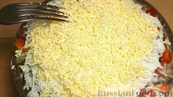 Слоеный салат с ветчиной и болгарским перцем Картофель средний - 1 шт. Ветчина - 150 г Лук репчатый небольшой - ½ шт. Огурец маринованный - 2 шт. Перец болгарский красный - ½ шт. Яйца - 1-2 шт.