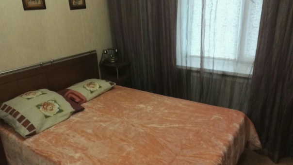 Фото: Сдам комнату, одному человеку. 15 т.р. + коммуналка пополам (около 2 т.р.) Метро Щёлковская в 15 мин ходьбы (если надо побыстрее, рядом остановка, часто маршрутки, автобусы) Квартира 2-х комн. чистая, приличная, все необходимое есть, теплый пол в ванне и на кухне. Второй жилец - я. Во второй комнате жила младшая сеструля, но вчера съехала. Рядом с домом большой пруд, также парк и фитнес центр, полно магазинов, 15 минут пешком - бассейн. Предпочтительно человек работающий с ночным графиком или не ночующий пару дней в неделю дома. Остальные вопросы при обсуждении в личке.<br><br> Валиев