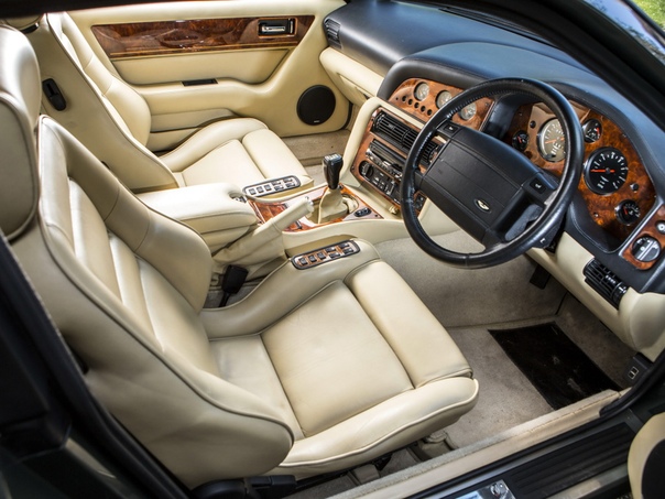 Aston Martin V8 Vantage V600 Сегодняшний Aston Martin похож на Джеймса Бонда, что совсем не удивительно. Он такой же симпатичный, аккуратный и вежливый. Однако было время, когда английскому