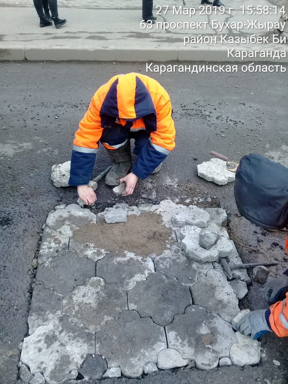 В Караганде начался ямочный ремонт