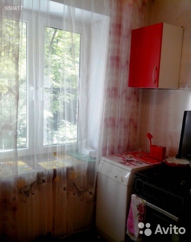 Фото: г. Люберцы, ул. Попова, дом 7. <br>23 000 рублей в месяц + коммуналка. Звонить 8 926 630 03 06 с 10 до 22. Ольга.<br><br>Сдаю однокомнатную квартиру на длительный срок. Хозяйка. Без посредников. Семье славян. По договору. Без животных. Залог 100%, можно вносить частями. <br><br>2 этаж пятиэтажки, 31 кв.м., 2 спальных места, Wi-Fi , телевизор, плита, холодильник, стиральная машина, утюг, застекленный балкон. <br> <br>Сделан свежий ремонт. Квартира уютная, светлая, тихая. Стеклопакеты. Окна во двор. Рядом 