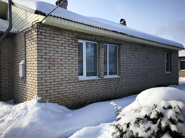 Собственник! Продается трехкомнатный 1-этажный жилой дом площадью 82,1 кв. метров в городе Гдове Псковской области. В доме имеется центральный водопровод, кухня — 12 кв. метров, дом частично меблированный (основное: прихожая в комплекте, кухонный гарнитур, диван, тумбы, шкаф — остальное по договоренности). <br> <br>Сделан косметический ремонт, в оконных проемах стеклопакеты, кровля — ондулин. Печное отопление (две печи). Туалет (унитаз) в доме. Имеется подвальное помещение и кладовая. Разработанный участок 14 соток для огорода, произрастают яблони, груши малина, ежевика, смородина. <br> <br>Надворные постройки: баня 12 кв. метров, большой гараж с ремонтной ямой, навес для крупногабартиной техники, дровяной сарай, хлев. <br> <br>Территория домовладения огорожена забором. Тихое место в дали от городской суеты, спокойные и дружелюбные соседи. <br>В шаговой доступности магазин «Магнит», в 2-х километрах центральный пляж Чудского озера, асфальт до дома. <br> <br>Причина продажи — переезд в другой город. Цена - 2 150 000 рублей. Возможен торг. Телефон: 8-921-210-01-25 (Наталья). Звонить с 10:00 до 21:00 - фото Фото: Собственник! Продается трехкомнатный 1-этажный жилой дом площадью 82,1 кв. метров в городе Гдове Псковской области. В доме имеется центральный водопровод, кухня — 12 кв. метров, дом частично меблированный (основное: прихожая в комплекте, кухонный гарнитур, диван, тумбы, шкаф — остальное по договоренности). <br> <br>Сделан косметический ремонт, в оконных проемах стеклопакеты, кровля — ондулин. Печное отопление (две печи). Туалет (унитаз) в доме. Имеется подвальное помещение и кладовая. Разработанный участок 14 соток для огорода, произрастают яблони, груши малина, ежевика, смородина. <br> <br>Надворные постройки: баня 12 кв. метров, большой гараж с ремонтной ямой, навес для крупногабартиной техники, дровяной сарай, хлев. <br> <br>Территория домовладения огорожена забором. Тихое место в дали от городской суеты, спокойные и дружелюбные соседи. <br>В шаговой доступности магазин «Магнит», в 2-х километрах центральный пляж Чудского озера, асфальт до дома. <br> <br>Причина продажи — переезд в другой город. Цена - 2 150 000 рублей. Возможен торг. Телефон: 8-921-210-01-25 (Наталья). Звонить с 10:00 до 21:00
