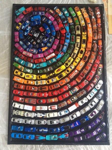 Картина из игрушечных машинок