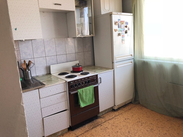 Фото: Сдаю комнату в 2-х комнатной квартире. Собственник. Не агент. <br>м.Лермонтовский проспект (6 станции до центра) 12 мин. пешком. ул.Привольная д13к1. <br>Дом после кап. ремонта. Тихий, зелёный район, лесопарк рядом. <br>Инфраструктура развита. Всё в пешей доступности. <br>Комната освободилась . <br>Сдаю русским девушке/парню славянам от 25 до 35 лет. Без в/п, платежеспособным, 16500р. Всё включено. Без залога, депозита. <br>Комната изолированная(окна на улицу) . В комнате нет кровати, этот вопрос сейчас решается или можно со своей, есть шкаф (в прихожей еще шкаф для верхней одежды,обуви), тумбочка, телевизор,ночник, wi-fi. Мебель не новая, но в нормальном состоянии. <br>Комната, как и квартира,светлая. <br>В квартире вся бытовая техника, посуда. Сан. узел раздельный. <br>В соседней комнате мы, молодая пара. Все фото квартиры реальные.<br>Звонить 8-910-406-54-46