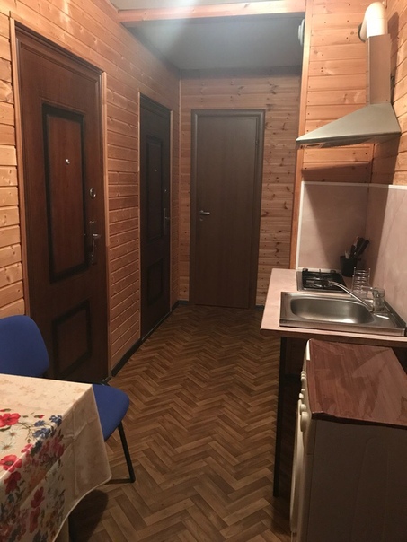 Фото: Сдам на длительный срок КОМНАТУ небольшую изолированную (желательно для 1 человека) в 2х-комнатной квартире на 2-м этаже. В квартире на 2 комнаты кухня, с/у, техника.<br>Дом Около г. Видное.<br>Жильё со всеми удобствами в частном трёхэтажном доме. Дружные соседи.<br>На участке есть мангал.<br>Собственники, без посредников, без залога. <br>Оплата с учётом коммунальных платежей - 12 500 рублей за комнату в месяц. <br>Адрес: МО, д. Калиновка - 7 мин пешком до станции Калинина  (8 км от МКАД, Ленинский район) . <br>до Москвы на электричке: <br>м. Павелецкая - 35 мин, м. Нагатинская и Тульская- 30-32 мин, м. Варшавская- 25 мин, района Чертаново - 20 мин, района Бирюлёво- 15 мин, г. Видное - 5 мин.<br>По всем вопросам обращаться: <br>89096663942 или 89057217935<br>Звонить в будни после 17:30, выходные без ограничений<br>Смс в любое время<br>Спасибо за понимание