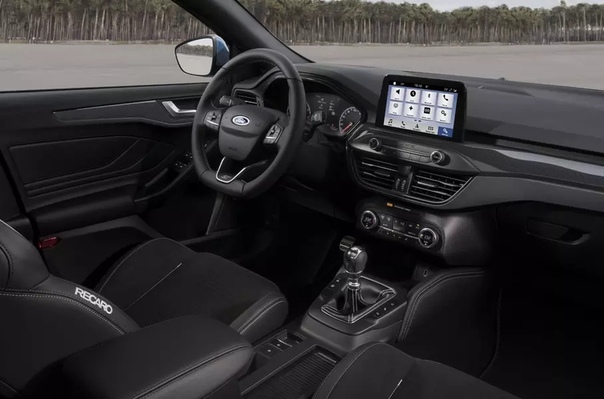 Ford представил «заряженный» Focus ST нового поколения. Компания Ford раскрыла информацию о «горячем» Focus ST нового поколения. Модель предложат в кузовах хэтчбек и универсал с бензиновым или