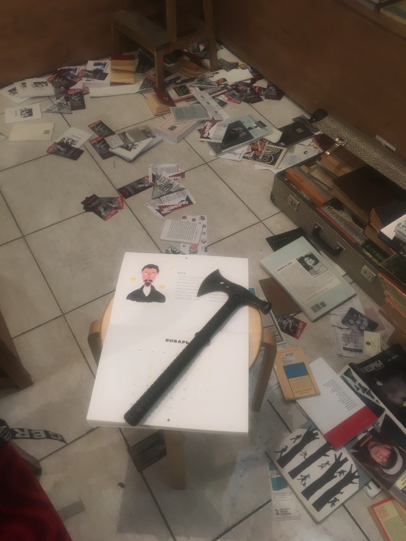 Художник с топором напал на книжный магазин в центре Петербурга (фото)