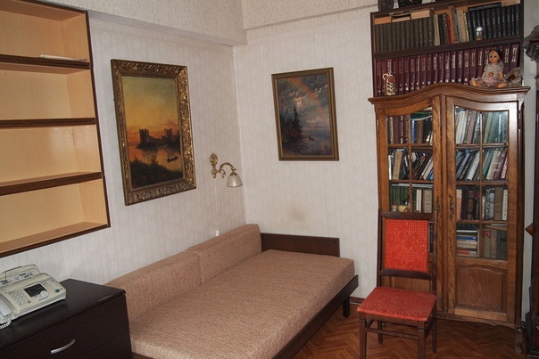 Сдается однокомнатная квартира,высокие потолки,сталинский дом,антикварная мебель,кухня 9,комната 17,общая пл 32, <br>4 этаж 5 этажного дома с лифтом и мусоропроводом. <br>Вид из окна-шуховская башня. <br>Метро Шаболовская 10 минут пешком. <br>Тульская 15. <br>Раздельный сан узел. <br>В нескольких минутах от дома есть круглосуточный магазин,в 10 Даниловский рынок <br>Сдается без комиссии от собственника. <br>Срочно. <br>40000 <br>Пишите в ЛС - фото Фото: Сдается однокомнатная квартира,высокие потолки,сталинский дом,антикварная мебель,кухня 9,комната 17,общая пл 32, <br>4 этаж 5 этажного дома с лифтом и мусоропроводом. <br>Вид из окна-шуховская башня. <br>Метро Шаболовская 10 минут пешком. <br>Тульская 15. <br>Раздельный сан узел. <br>В нескольких минутах от дома есть круглосуточный магазин,в 10 Даниловский рынок <br>Сдается без комиссии от собственника. <br>Срочно. <br>40000 <br>Пишите в ЛС
