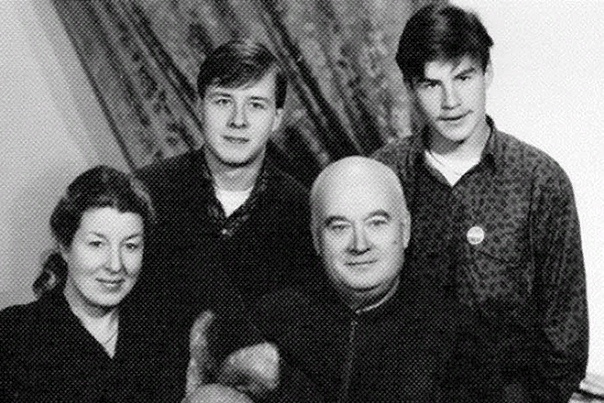 Евгений Моргунов Евгения Моргунова в лицо знает каждый любитель советских комедий, хотя мало кто из нынешней молодежи интересуется, как зовут Бывалого из неразлучной гайдаевской троицы. К