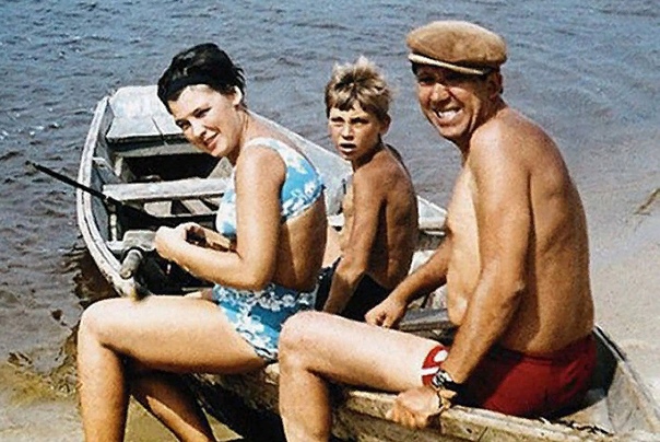 Юрий Никулин Юрий Никулин родился 18 декабря 1921 года в городе Демидове. Его семья была тесно связана с театром: отец Владимир Андреевич учился на юриста, а по возвращению с армии устроился