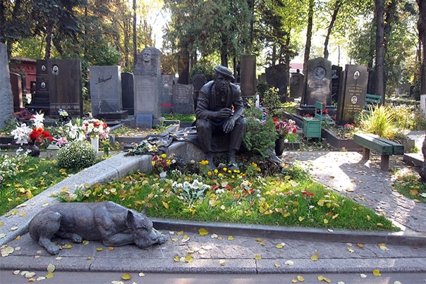 Юрий Никулин Юрий Никулин родился 18 декабря 1921 года в городе Демидове. Его семья была тесно связана с театром: отец Владимир Андреевич учился на юриста, а по возвращению с армии устроился