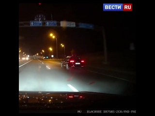Легковое авто на большой скорости врезалось в грузовик на украинской трассе.