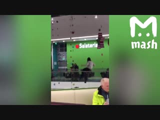 Девушка спрыгнула с третьего этажа в ТЦ
