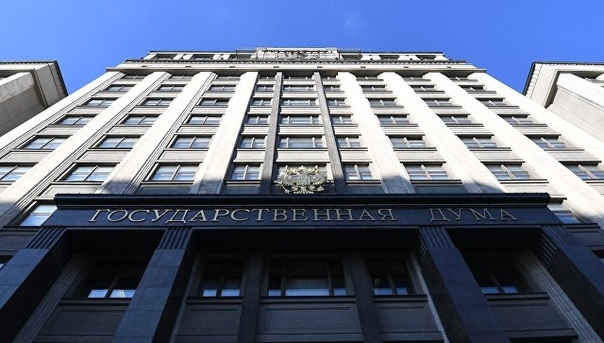 Фото: Путин предложил не наказывать тюрьмой за плагиат и долги по зарплате<br><br>Президент России Владимир Путин внес в Госдуму законопроект, предусматривающий расширение перечня преступлений, уголовные дела по которым могут быть прекращены при условии возмещения ущерба. Соответствующий документ опубликован в базе данных нижней палаты парламента. <br>Речь идет о преступлениях небольшой тяжести, в основном связанных с мошенничеством, преднамеренным неисполнением договорных обязательств, плагиатом, нарушением изобретательских и патентных прав, присвоением, растратой, злоупотреблением доверием и прочими подобными правонарушениями. <br>Кроме того, как следует из документа, виновные в невыплате зарплат, пенсий или стипендий могут быть освобождены от уголовной ответственности, если они совершили такое преступление впервые и при этом погасили задолженность и выплатили соответствующую компенсацию. <br>Целью законопроекта в пояснительной записке называется дальнейшее формирование в стране благоприятного делового климата, сокращение рисков предпринимательской деятельности и создание дополнительных гарантий защиты предпринимателей от необоснованного уголовного преследования.