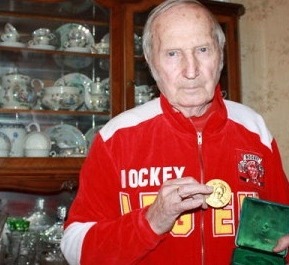 Сегодня, 15 декабря, 95-летний юбилей отмечает легенда советского спорта Виктор Шувалов Его карьера в хоккее началась в 1947 году. Спустя три года Виктор оказался одним из немногих игроков ХК