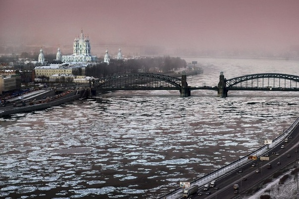 Эмоции Петербурга в фотографиях Александра Петросяна Когда петербургского фотографа Александра Петросяна спрашивают, почему Северная столица хорошее место для городской съемки, он отвечает