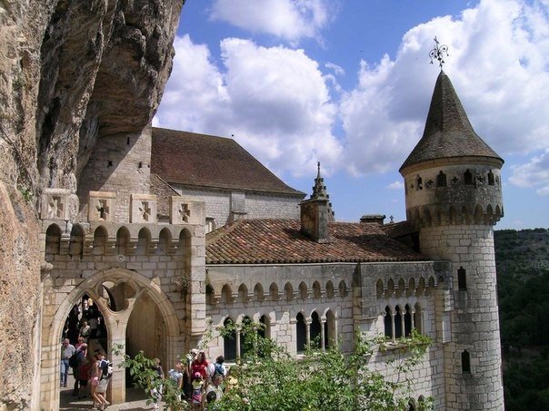 Рокамадур деревня на уступах скалы. Франция Рокамадур (Rocamadour) одна их самых красивых деревень Франции региона Юг-Пиренеи. Но Рокамадур совсем не похож на обыкновенную деревню. Поселение не