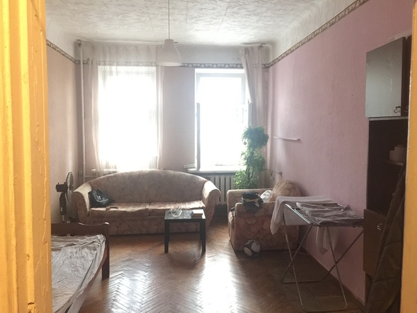 Фото: Сдам комнату м.Маяковская. <br>Большая комната 22 кв.м. за 22 тыщ рублей. В 3 комн квартире 90 метров квадратных. В двух других комнатах живет по одному человеку!Кухня большая. Три стола стоит )) даже 4 )) <br>Прикрепляю два фото. Комнату можно на выбор любую. <br>Ищу соседку можно двух девушек тогда на пару тысяч дороже в уютную и большую комнату. Можно парня работающего и который ценит чистоту и может убирать в квартире и мыть за собой печку и тд и тп и купить моющее и все что нужно. Без забубонов и тому подобных вещей. Без стремных специальностей типа продавцов мобилок бу, грузчиков и т.д. <br>В квартире - вся необходимая техника, 3 холодильника, стиралка, есть wi-fi. Во одной комнате живу я - порядочный, хорошо воспитанный парень. Не пристаю и тому подобное )). В другой - журналист и он же организатор модельной школы. Отличный, порядочный, мужчина можно попить чай кофе и поговорить если скучно ). <br>Дом находится на ул.Садовая-Триумфальной на пересечении с Тверской. Метро Маяковская под носом !! )) До Кремля, Никольской и т.д и т.п - пешком подать)<br>