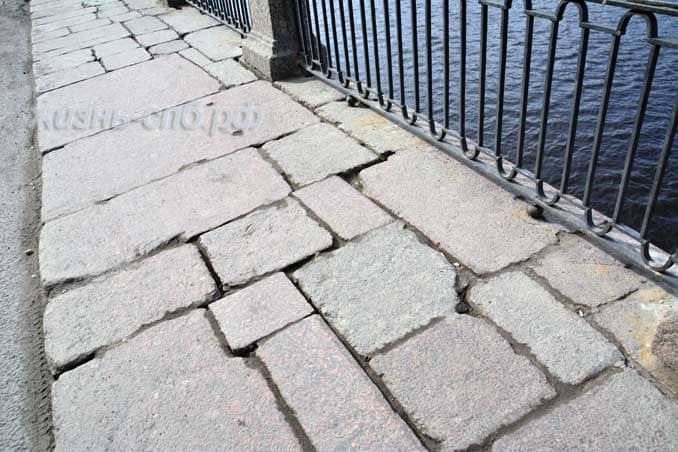 Гранитная набережная около Невского проспекта