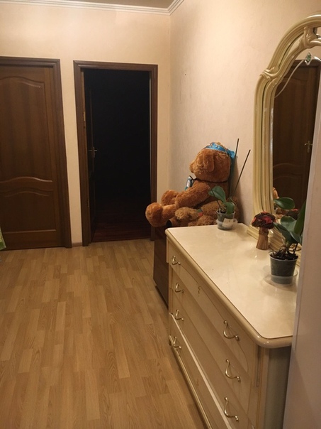 Фото: м. Борисово, 5-7 минут от метро пешком через парк и пруд с уточками  Сдаётся комната в 3-х квартире. В квартире евро-ремонт. Живём девочками, дружным и весёлым коллективом. Ищем такую же активную и жизнерадостную девчонку (увы, семейные пары не рассматриваем) <br>Оплата: 18 500 + ку. Обращайтесь. Заезд возможен в ближайший понедельник (26 ноября). <br>Тел.: +7 925 901-25-99 (Алёна). если не отвечаю, звонить 8-926-913-11-13 (Олеся)<br><br> Николаенко