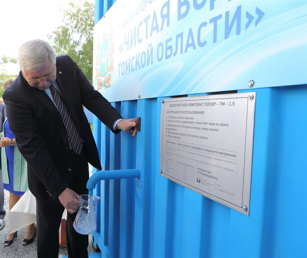 Губернатор Сергей Жвачкин возит канистрами воду из Шегарского района Губернатор Сергей Жвачкин возит канистрами воду из Шегарского района